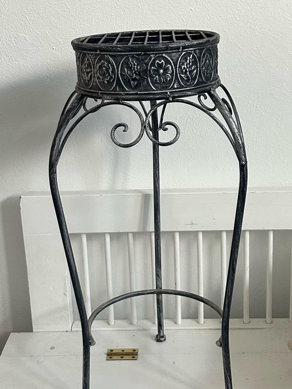 Vintage-Style Metal Plant Stand